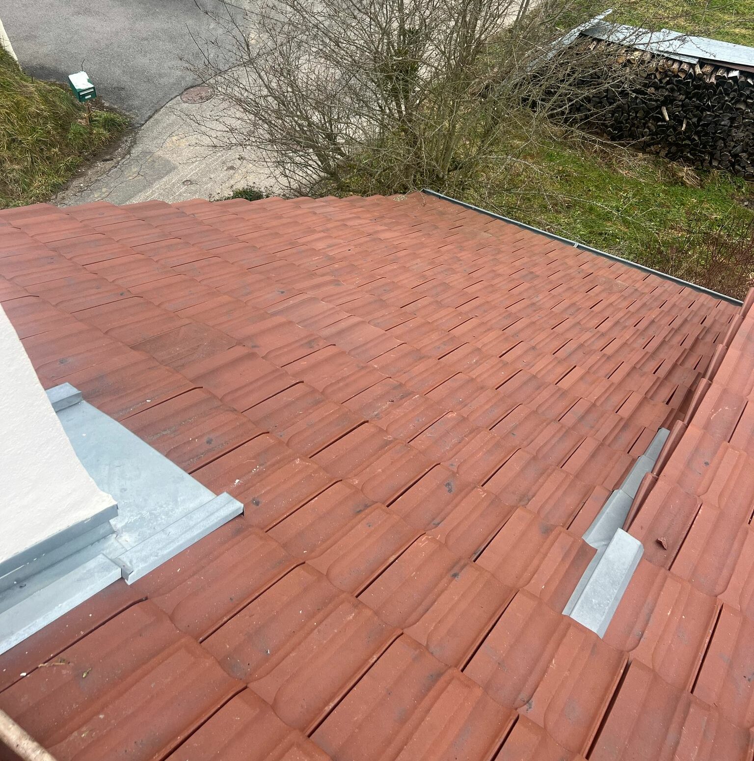 Toiture réparée et tuiles remplacées à Annemasse