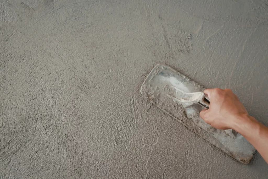 Application de crépi gris sur un mur