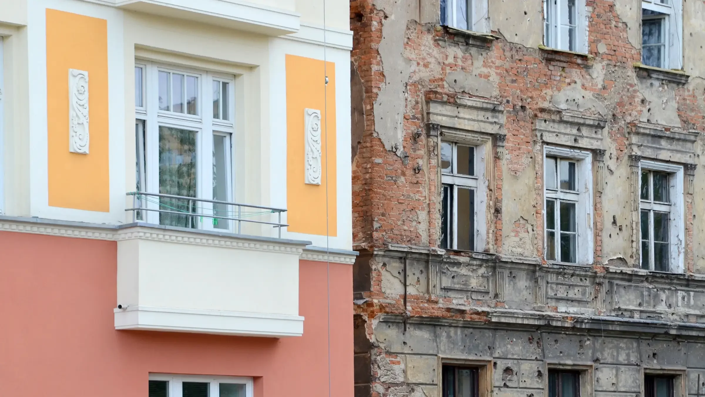 Comparaison entre une façade rénovée et une façade délabrée