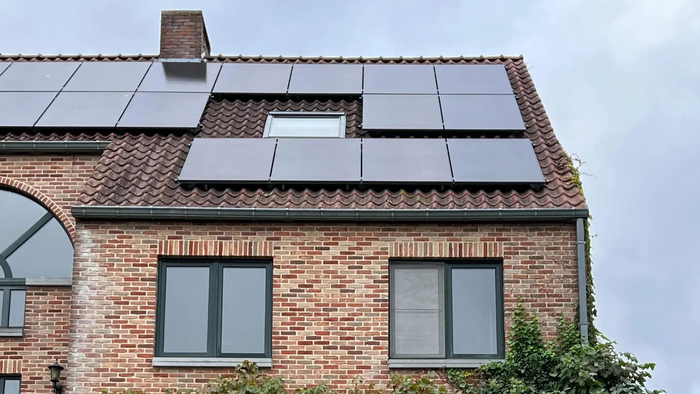 Panneaux solaires sur le toit d'une maison en briques