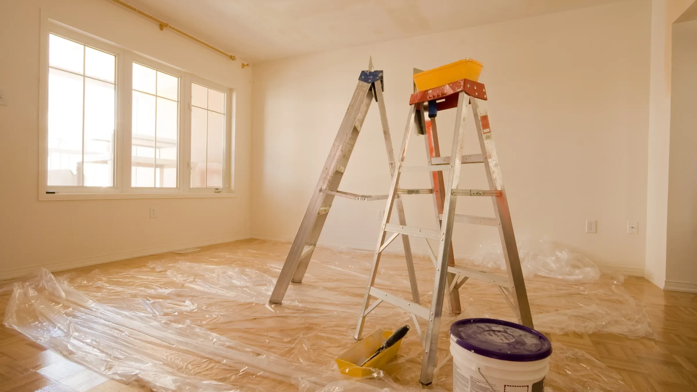 Peinture de l'intérieur d'une pièce et escabeaux